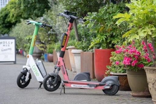 Foto di due monopattini a noleggio dall'articolo do tfl