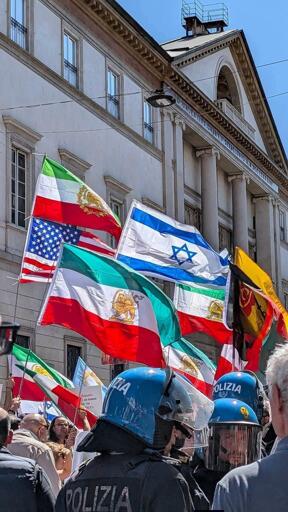 Le bandiere sventolate dalla Brigata Ebraica alla manifestazione di Milano.
25 aprile 2026