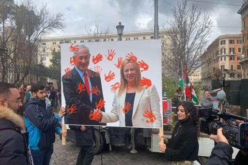 2 Marzo 2024 

Roma, al corteo pro Palestina una foto di Meloni e Netanyahu con mani insanguinate